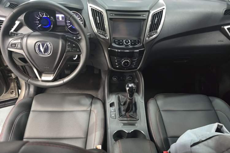 Used CHANGAN CS75 2014 2.0L Manual Luxury Version China IV Standard Center Console
