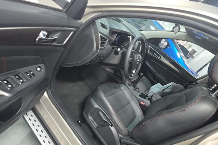 Used CHANGAN CS75 2014 2.0L Manual Luxury Version China IV Standard Driver Seat
