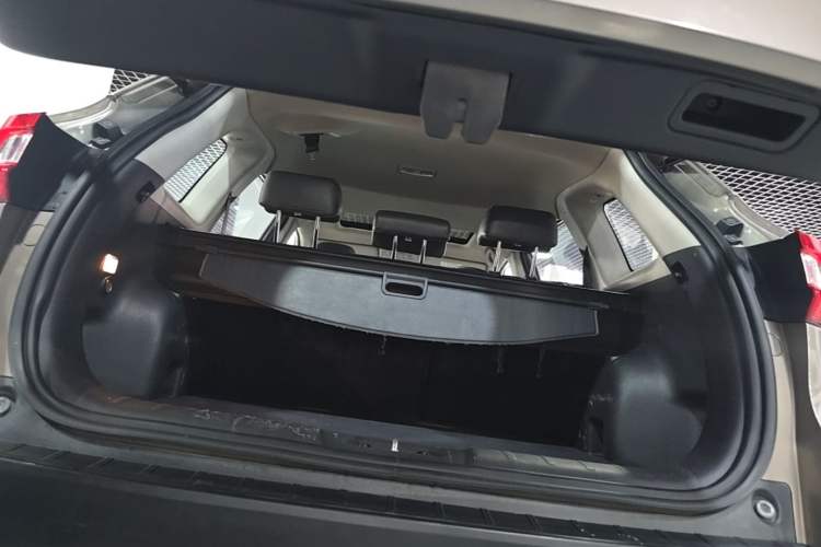 Used CHANGAN CS75 2014 2.0L Manual Luxury Version China IV Standard Trunk