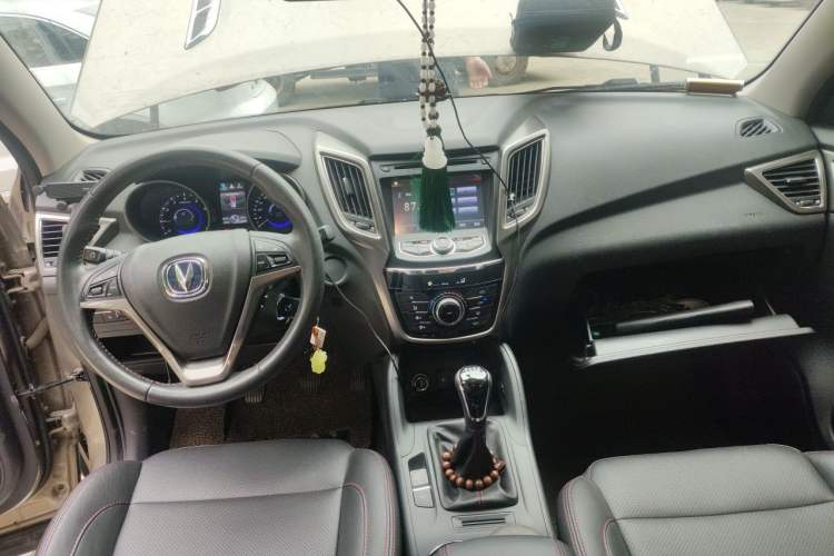 Used CHANGAN CS75 2014 2.0L Manual Luxury Version China IV Standard Center Console
