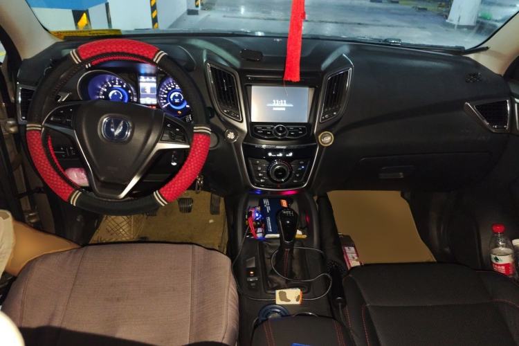 Used CHANGAN CS75 2014 2.0L Manual Luxury Version China IV Standard Center Console