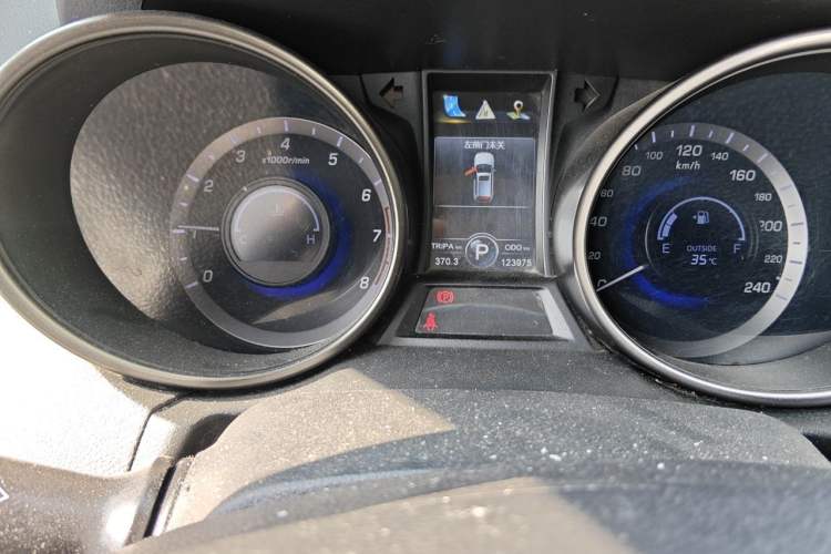 Used CHANGAN CS75 2014 1.8T Automatic Prestige Model China V Standard Odometer Close Up