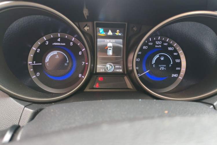 Used CHANGAN CS75 2014 1.8T Automatic Prestige Model China V Standard Odometer Close Up