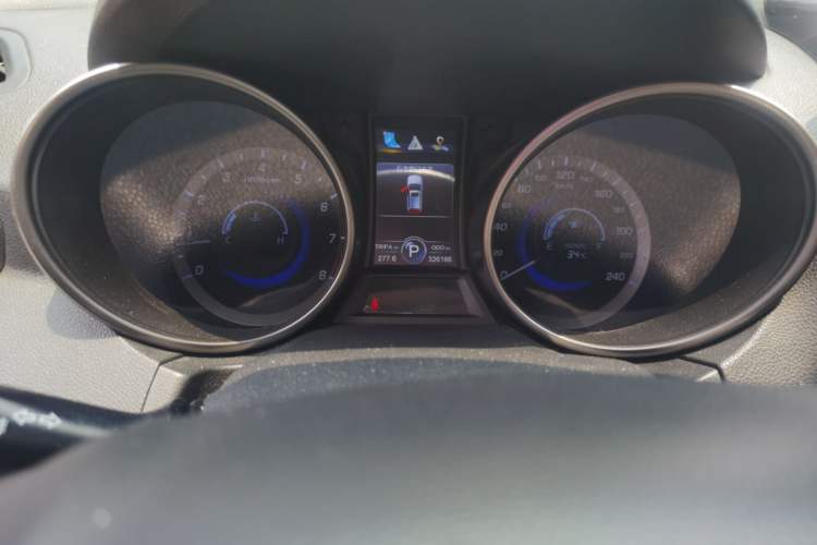 Used CHANGAN CS75 2014 1.8T Automatic Elite Model China IV Standard Odometer Close Up