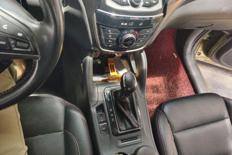 Used CHANGAN CS75 2014 1.8T Automatic Elite Model China IV Standard Gear Lever