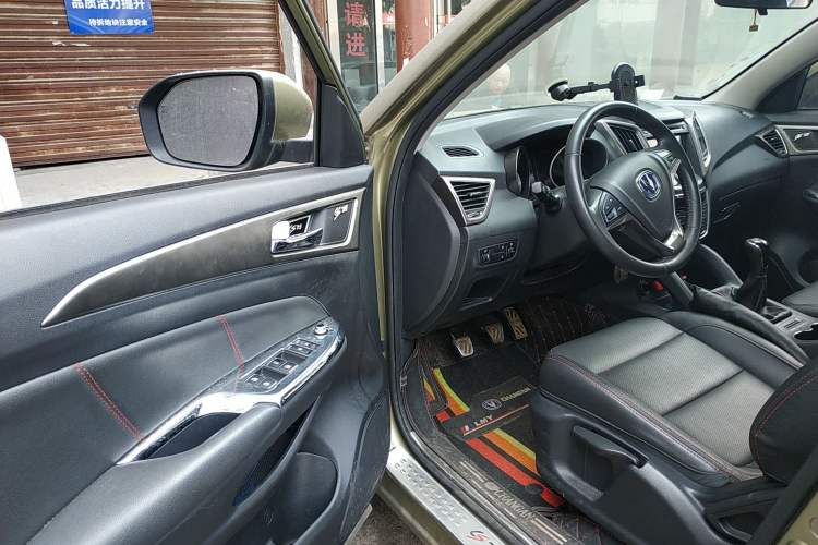 Used CHANGAN CS75 2014 2.0L Manual Luxury Version China IV Standard Driver Seat