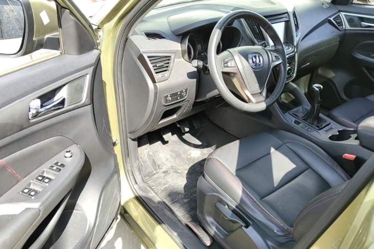 Used CHANGAN CS75 2014 2.0L Manual Luxury Version China IV Standard Driver Seat