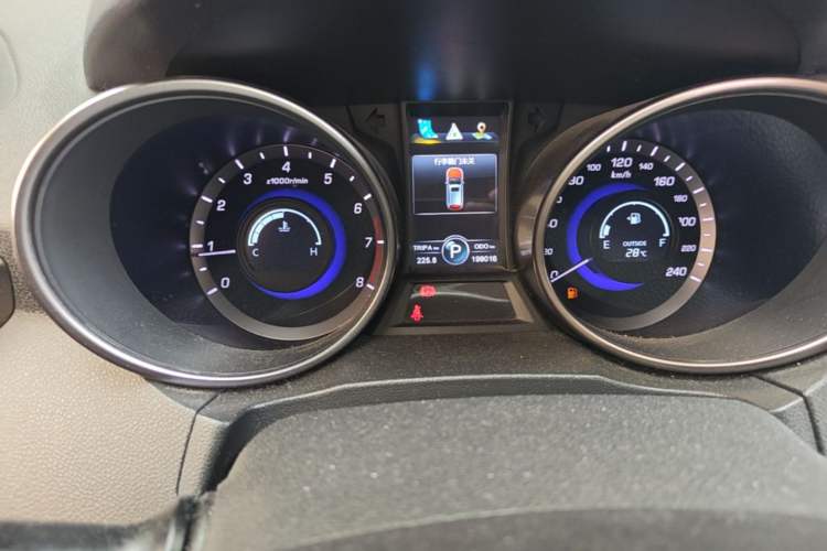 Used CHANGAN CS75 2014 1.8T Automatic Elite Version China V Standard Odometer Close Up