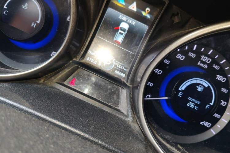 Used CHANGAN CS75 2014 1.8T Automatic Elite Model China IV Standard Odometer Close Up