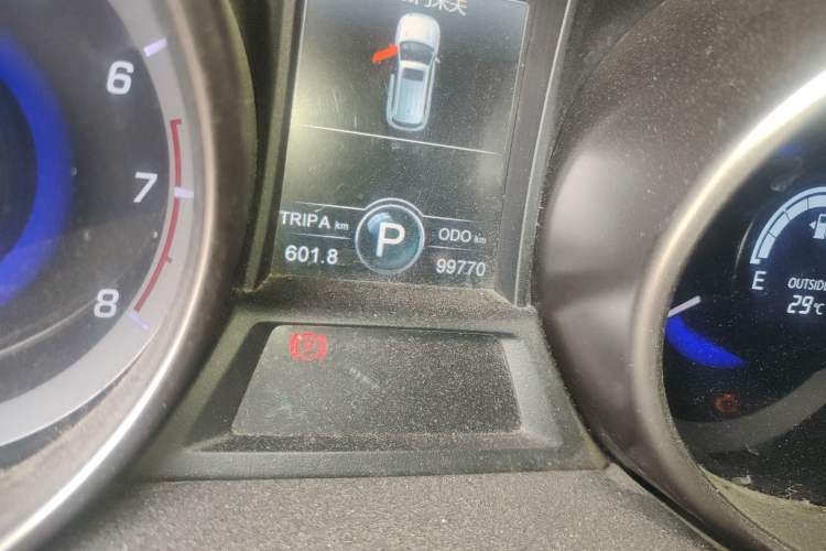 Used CHANGAN CS75 2014 1.8T Automatic Prestige Model China V Standard Odometer Close Up
