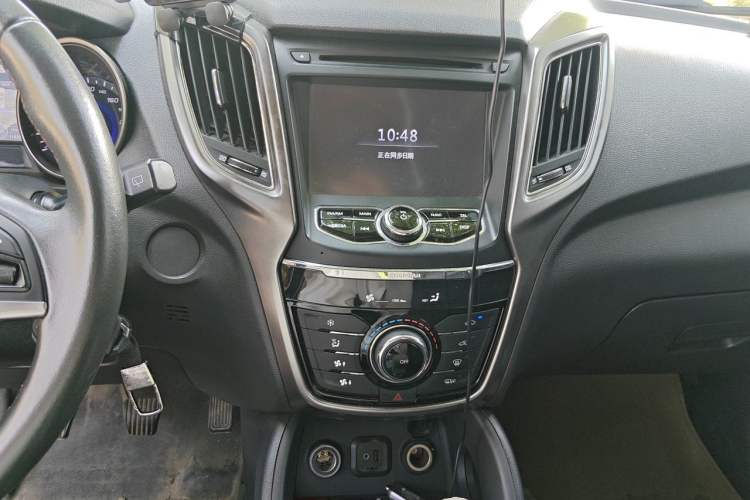 Used CHANGAN CS75 2014 2.0L Manual Luxury Version China V Standard Audio And AC Panel