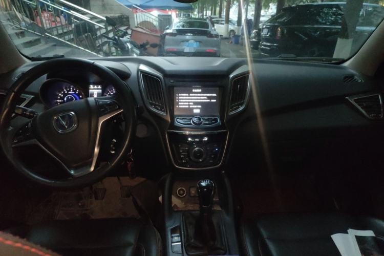 Used CHANGAN CS75 2014 2.0L Manual Luxury Version China IV Standard Center Console