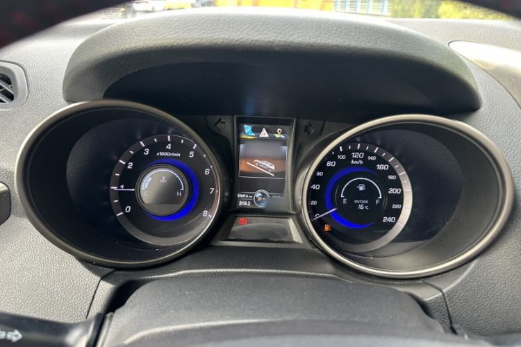 Used CHANGAN CS75 2014 2.0L Manual Luxury Version China IV Standard Interior 4