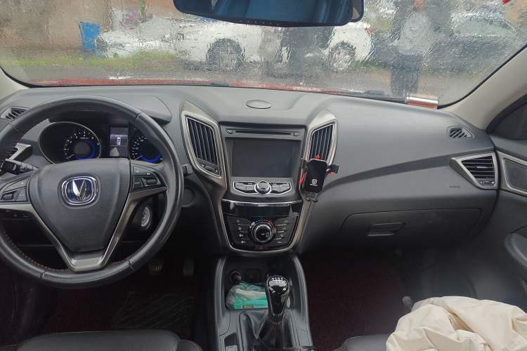 Used CHANGAN CS75 2014 2.0L Manual Luxury Version China V Standard Interior 4