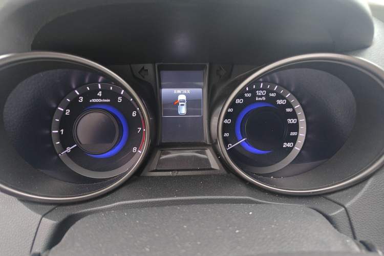 Used CHANGAN CS75 2014 2.0L Manual Luxury Version China V Standard Interior 6