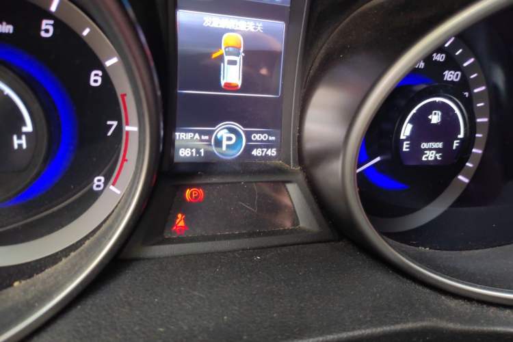 Used CHANGAN CS75 2014 1.8T Automatic Elite Version China V Standard Odometer Close Up