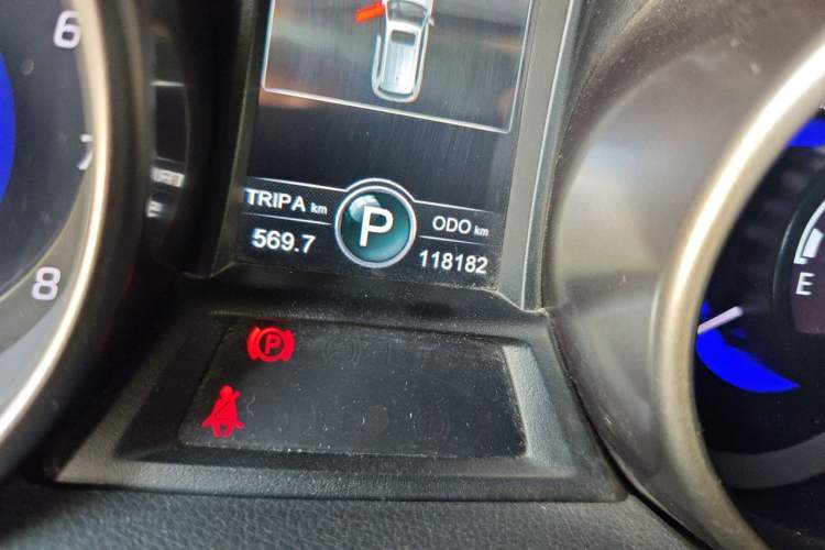 Used CHANGAN CS75 2014 1.8T Automatic Prestige Model China V Standard Odometer Close Up