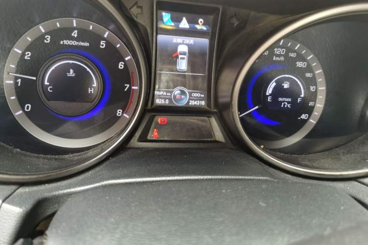 Used CHANGAN CS75 2014 2.0L Manual Leading Version China IV Standard Odometer Close Up