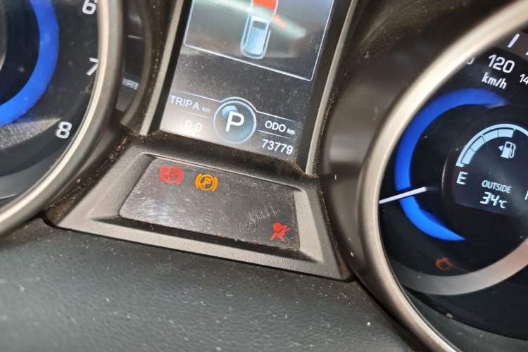 Used CHANGAN CS75 2014 1.8T Automatic Elite Version China V Standard Odometer Close Up