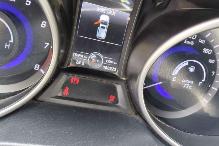 Used CHANGAN CS75 2014 2.0L Manual Leading Version China IV Standard Odometer Close Up