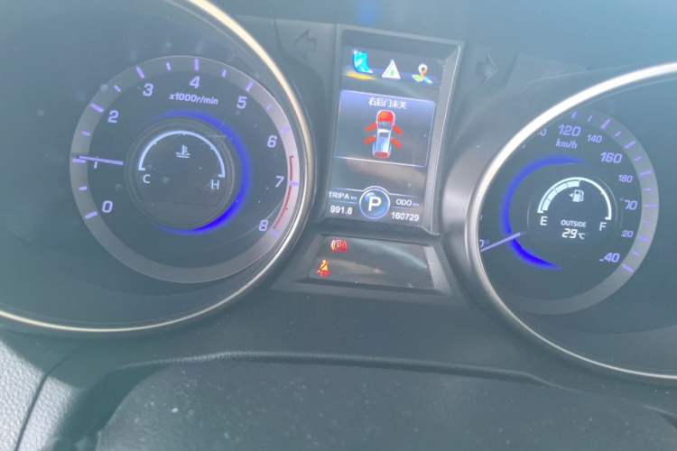Used CHANGAN CS75 2014 1.8T Automatic Prestige Model China V Standard Odometer Close Up