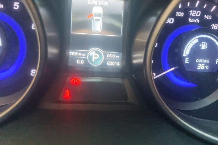 Used CHANGAN CS75 2014 1.8T Automatic Elite Model China IV Standard Odometer Close Up
