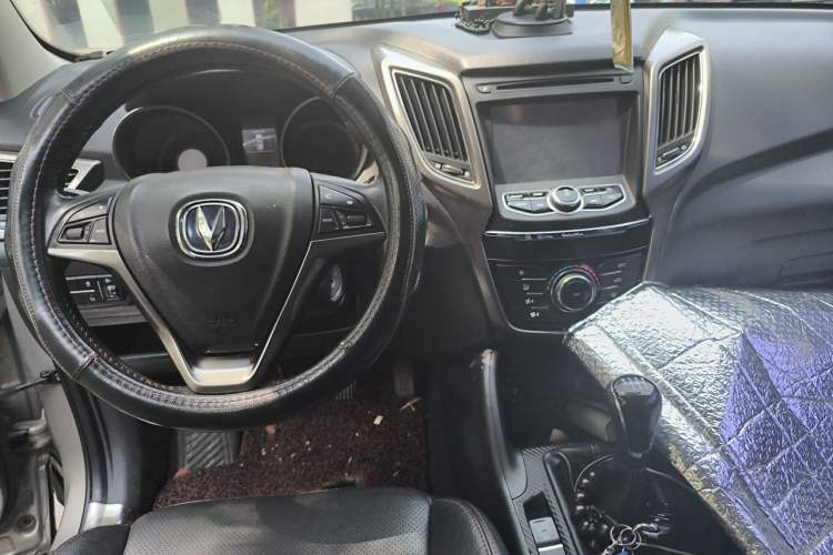 Used CHANGAN CS75 2014 2.0L Manual Luxury Version China IV Standard Center Console