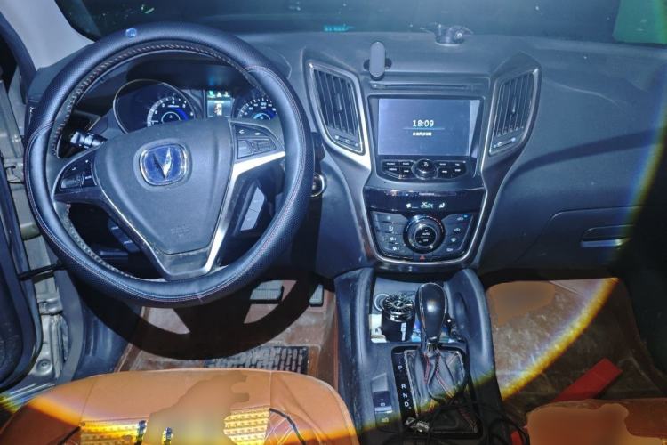 Used CHANGAN CS75 2014 1.8T Automatic Elite Model China IV Standard Center Console