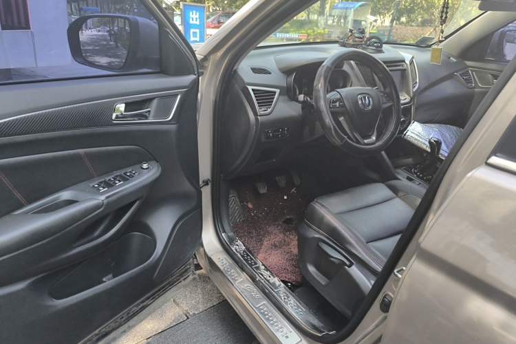 Used CHANGAN CS75 2014 2.0L Manual Luxury Version China IV Standard Driver Seat