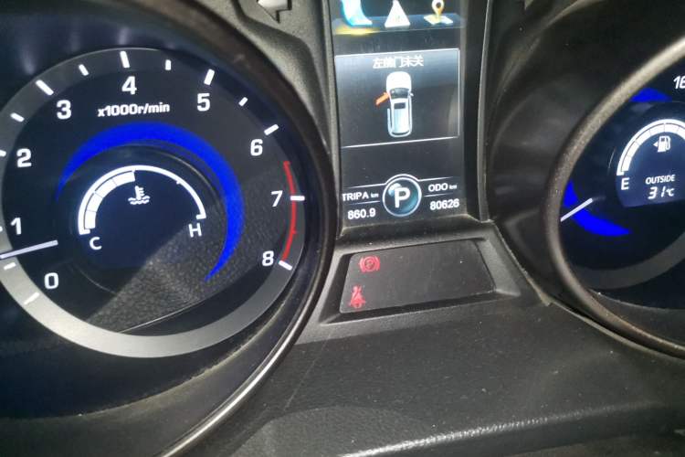 Used CHANGAN CS75 2014 1.8T Automatic Elite Version China V Standard Odometer Close Up