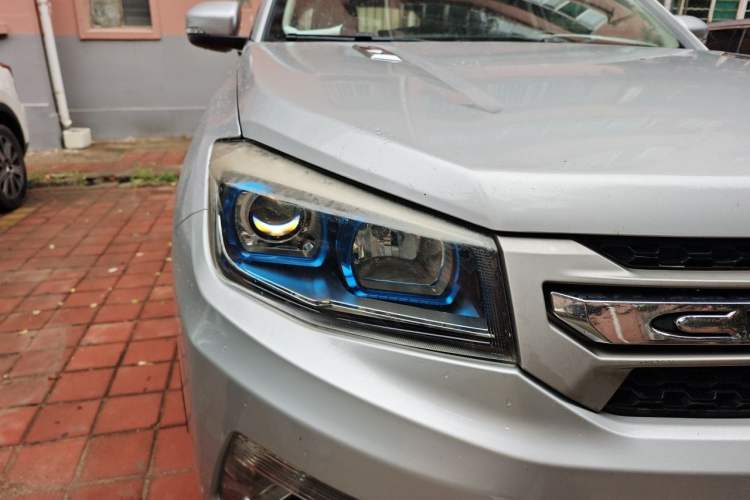 Used CHANGAN CS75 2014 2.0L Manual Luxury Version China IV Standard Right Front Headlight