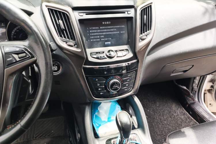 Used CHANGAN CS75 2014 1.8T Automatic Elite Version China V Standard Audio And AC Panel