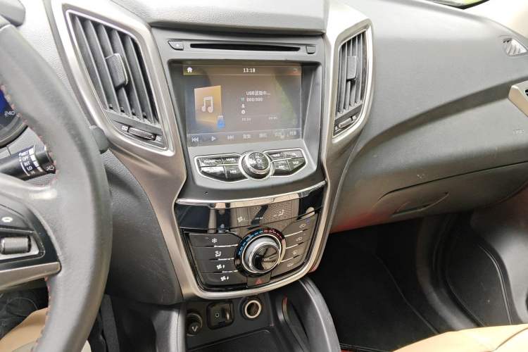 Used CHANGAN CS75 2014 2.0L Manual Luxury Version China V Standard Audio And AC Panel
