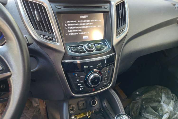 Used CHANGAN CS75 2014 2.0L Manual Luxury Version China IV Standard Audio And AC Panel