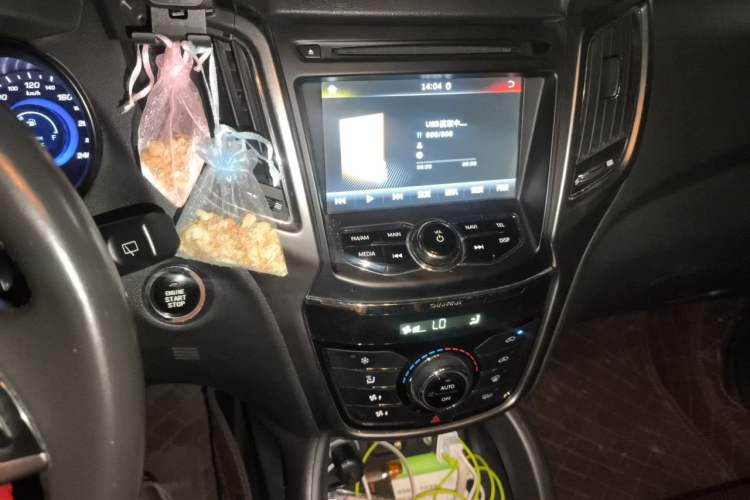 Used CHANGAN CS75 2014 1.8T Automatic Elite Model China IV Standard Audio And AC Panel