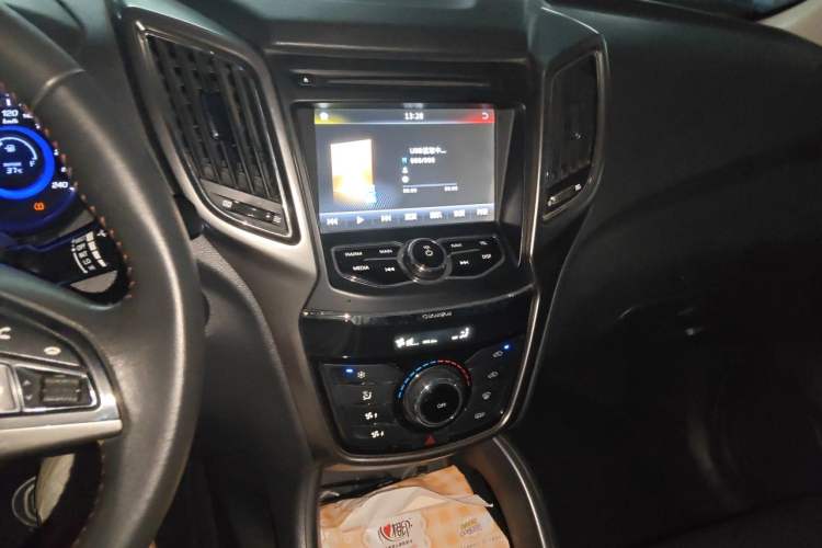 Used CHANGAN CS75 2014 2.0L Manual Luxury Version China V Standard Audio And AC Panel