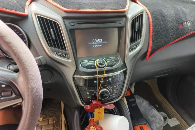 Used CHANGAN CS75 2014 2.0L Manual Luxury Version China IV Standard Audio And AC Panel