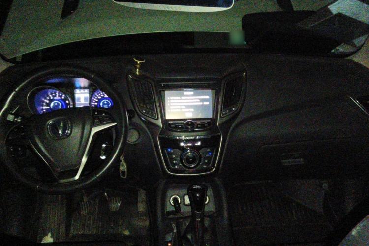 Used CHANGAN CS75 2014 2.0L Manual Luxury Version China V Standard Center Console