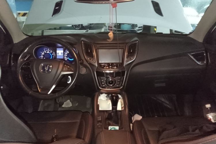 Used CHANGAN CS75 2014 2.0L Manual Luxury Version China IV Standard Center Console