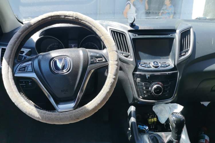 Used CHANGAN CS75 2014 2.0L Manual Leading Version China IV Standard Center Console