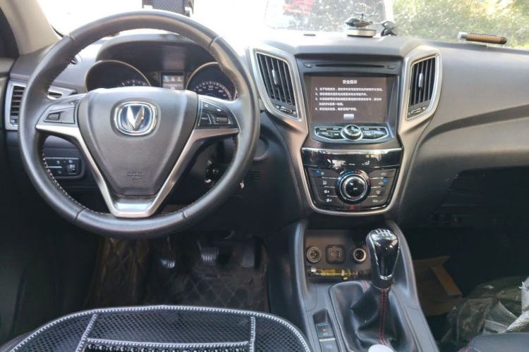 Used CHANGAN CS75 2014 2.0L Manual Luxury Version China IV Standard Center Console