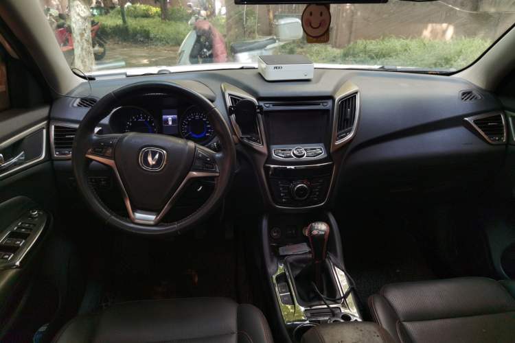 Used CHANGAN CS75 2014 2.0L Manual Luxury Version China IV Standard Center Console