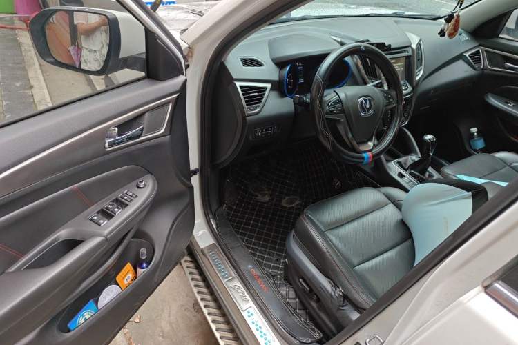 Used CHANGAN CS75 2014 2.0L Manual Leading Version China IV Standard Driver Seat