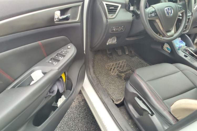 Used CHANGAN CS75 2014 2.0L Manual Luxury Version China IV Standard Driver Seat