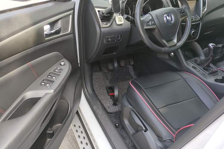Used CHANGAN CS75 2014 2.0L Manual Luxury Version China IV Standard Driver Seat