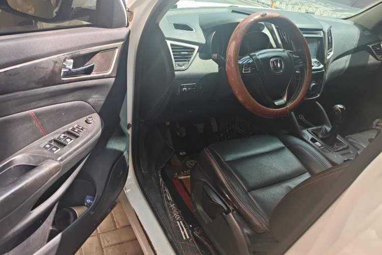 Used CHANGAN CS75 2014 2.0L Manual Luxury Version China IV Standard Driver Seat