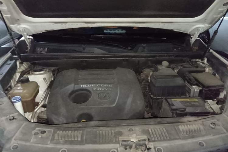 Used CHANGAN CS75 2014 2.0L Manual Luxury Version China IV Standard Engine Bay