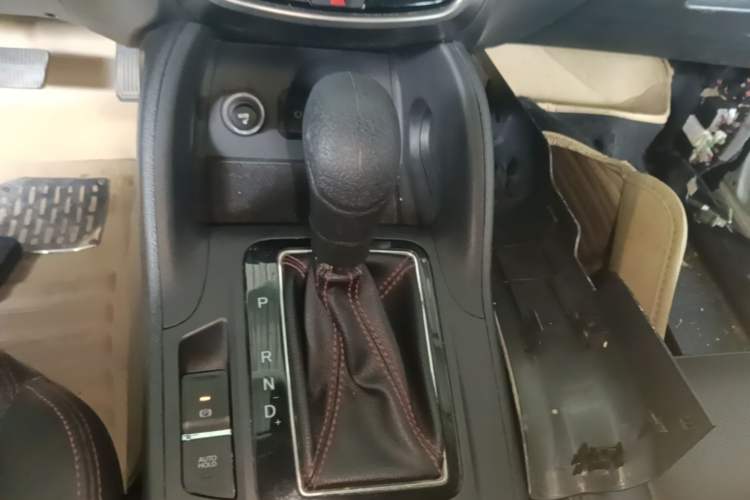 Used CHANGAN CS75 2014 1.8T Automatic Prestige Model China IV Standard Gear Lever