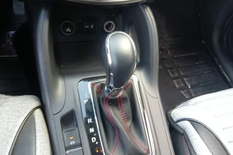 Used CHANGAN CS75 2014 1.8T Automatic Elite Model China IV Standard Gear Lever