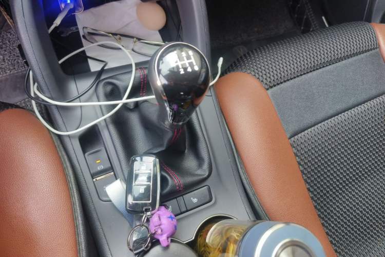 Used CHANGAN CS75 2014 2.0L Manual Leading Version China IV Standard Gear Lever